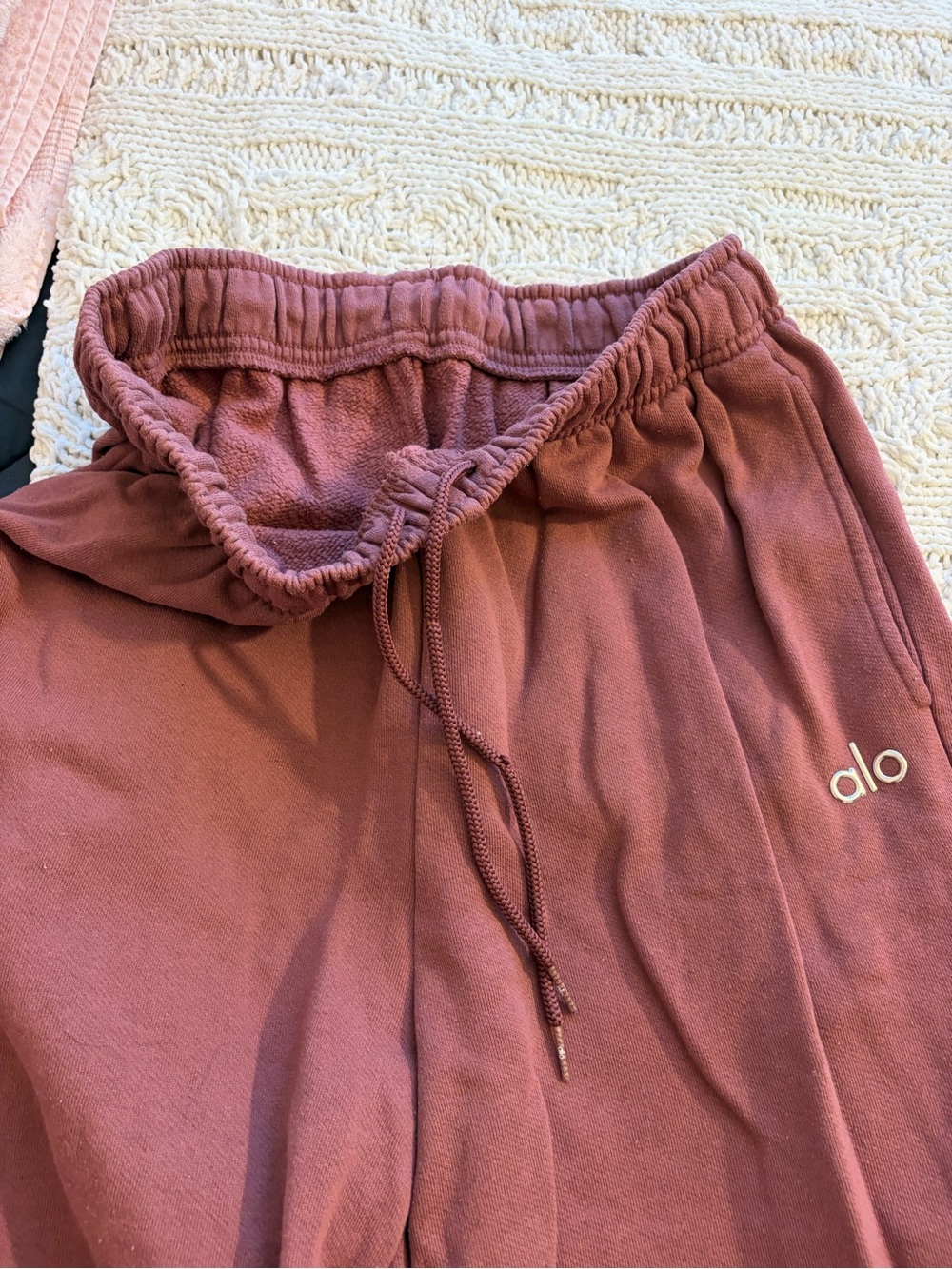 ALO Yoga Mauve Accolade Sweatpant - Picture 3 of 5
